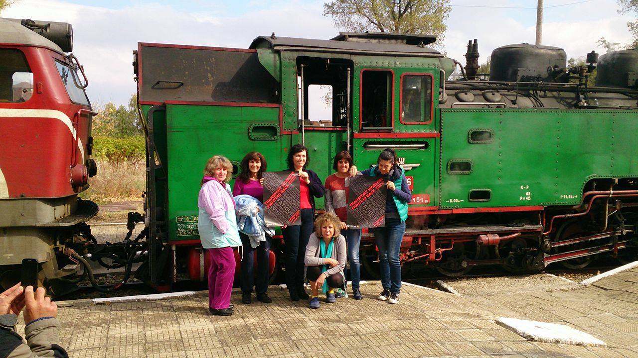 bru-women-by-retro-locomotive